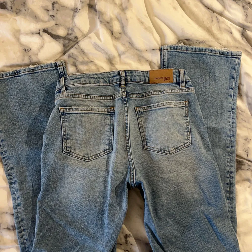Ljusblåa jeans från Gina Tricot Young. Har användts få tal gånger, därav fortfarande i bra skick. Skriv privat för fler bilder/mer info. 💗. Jeans & Byxor.