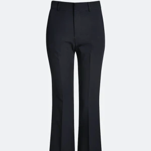 Bikbok kostym byxor  - Använda nån gång  Bra skick  Svarta vida kostymbyxor. Pris kan diskuteras 