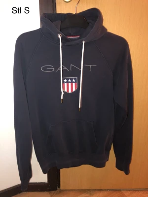 Gant - Hoodie från Gant Mörkblå färg I väldigt fint skick Betalas med Swish  Finns på andra sidor 