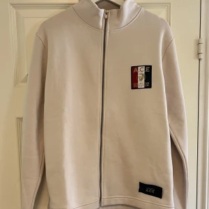 Who’s ACE - Säljer nu min helt oanvända overshirt från Who’s ACE, då den inte kommit till någon användning. Bra skick, 10/10. Nypris 1500kr.