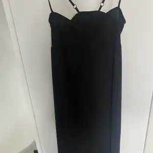 Säljer denna klänning då den inte passar. I fint skick, skriv för bättre bilder!