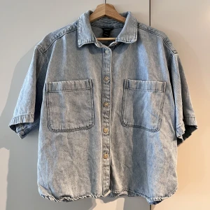 Denim skjorta  - Denim skjorta från LINDEX. Använd ett fåtal gånger. Ord pris 399