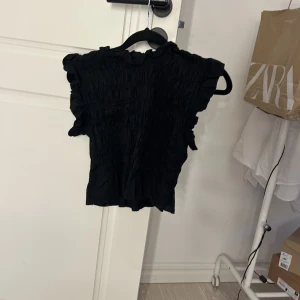 Topp  - Säljer denna topp då jag har flera liknande. Använd ett fåtal gånger och ser ut som nytt 