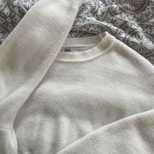 Zara tröja  - Världens mysigaste tröja från zara!! Slutsåld o nästan helt oanvänd!!