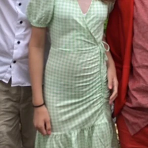 Sommarklänning - Säljer denna fina sommarklänning från Gina tricot då den tyvärr inte har kommer till användning på ett tag då jag har växt ur den. Nypris 299 men säljer för 150 (plus frakt).💗💗