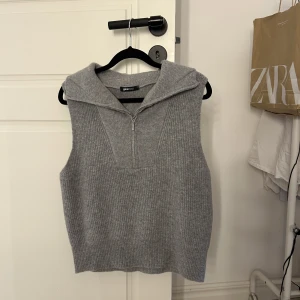 Stickad väst  - Säljer denna stickade västen från Gina tricot i storlek xxs men skulle snarare säga Xs då din inte riktigt är min stil och där av inte kommer till användning. Använd Max tre gånger så i väldigt bra skicka/ ny skicka 