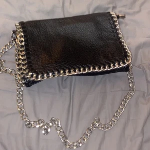 tiamo väska  - Säljer min tiamo väska i storlek M.      ! inte mina bilder, skriv för egna ! 