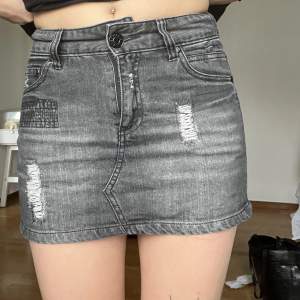 Söt jeans kjol storlek 34/36 FRAKT INGÅR I PRIS