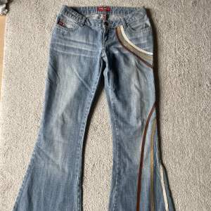 Ljusa vintage jeans med tryck