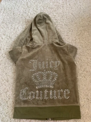 Juicy Couture set - Mossgrönt set med strass på ryggen och på byxbenet 