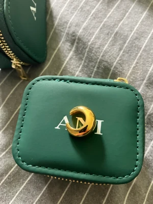 Ear cuf ani - Helt ny earcuf från ani. Aldrig använd så i nyskick. Ordinarie pris 550 du får för 250🌟Ask medföljer 