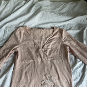 Ballet topp - Sååå fin ballet topp köpt i fel stolek. Andvänd endast enstaka tillfällen. Hör av dig för mer info 💋💋💋