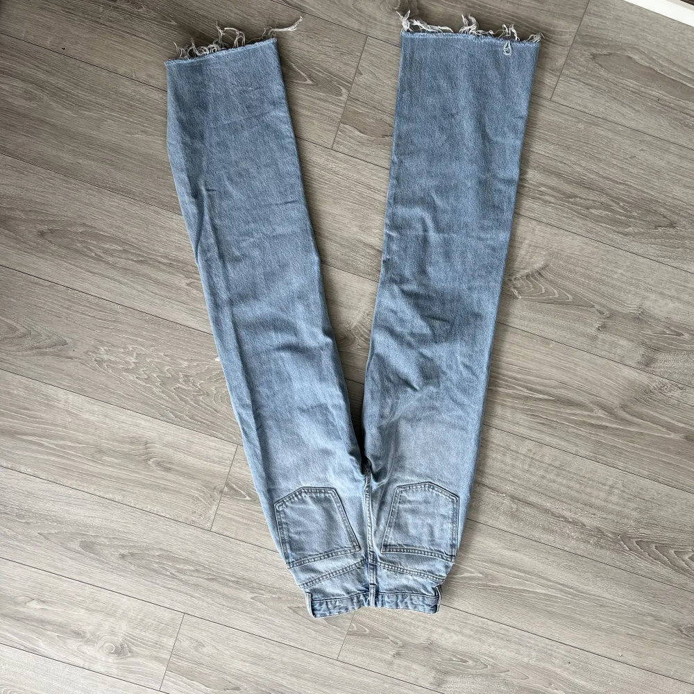 Ett par håliga wide leg high waist jeans från zara💗 skriv till mig vid intresse😇. Jeans & Byxor.