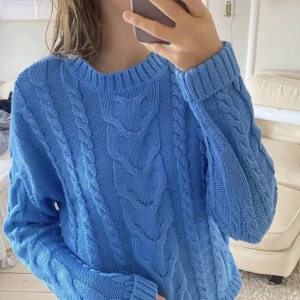 Blå stickad  - Säljer denna fina blåa stickade tröjan, då den inte kommer till användning längre💙