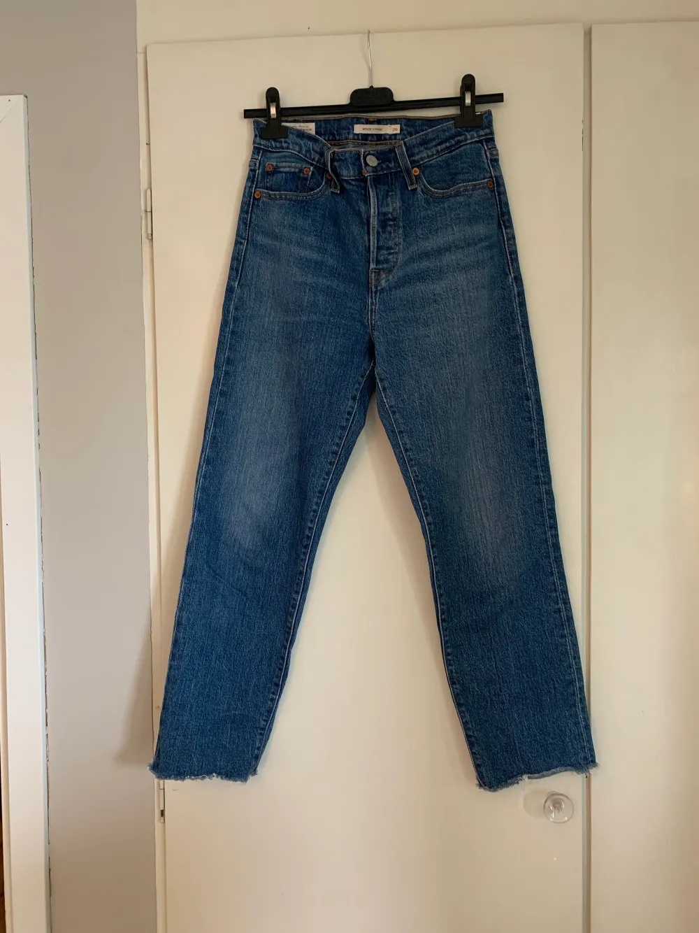 Mom-jeans från Levi’s i strl 26. Säljer då dem är lite korta på mig som är 172. I princip i nyskick förutom pyttelite slitage mellan benen (se bild två)☺️. Jeans & Byxor.