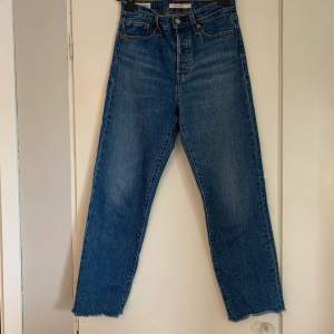 Mom-jeans från Levi’s i strl 26. Säljer då dem är lite korta på mig som är 172. I princip i nyskick förutom pyttelite slitage mellan benen (se bild två)☺️