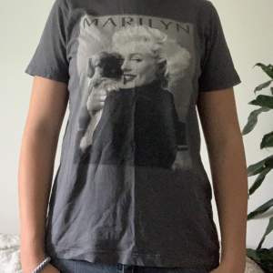 En Marilyn Monroe tröja som använts ett par gånger men är i bra skick