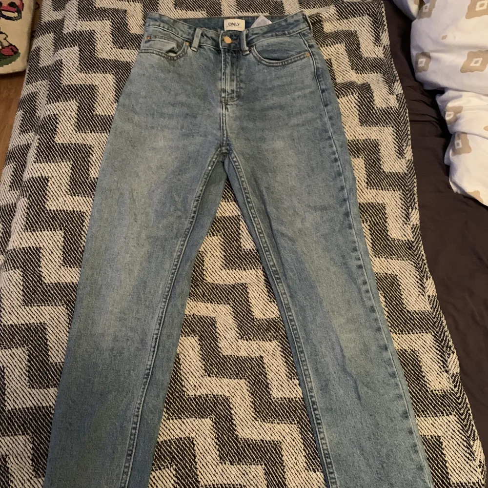 Fina jeans som är mot högmidjade, det är en modell med kortare ben. Kommer vara bortrest från 5/8 kommer hem kväll 9/8, så kommer ej kunna leverera då. . Jeans & Byxor.