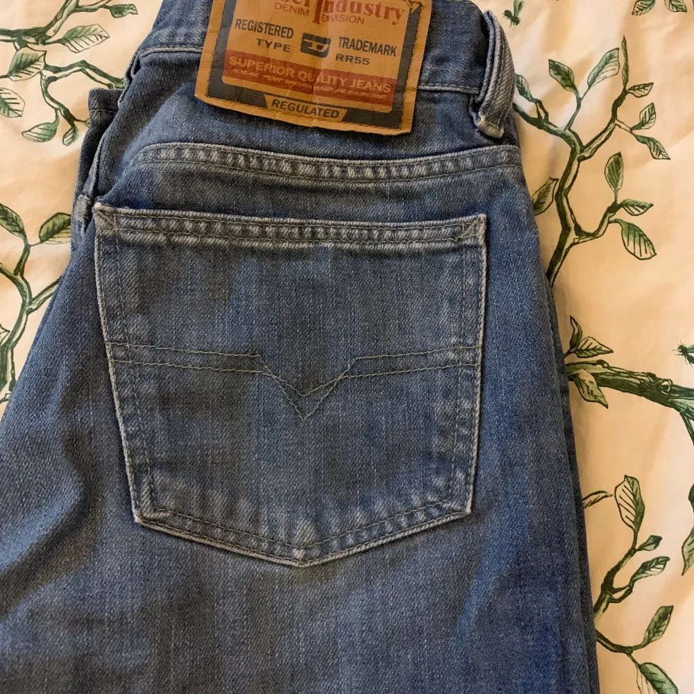 Ett par lågmidjade jeans från märket Disel helt oanvända. Passar S. För långa för mig som är 160. Jeans & Byxor.