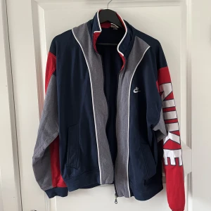 Nike jacka - skit snygg vintage nike jacka, nytt och fint skick. Perfekt till hösten, säljer då den inte kommer till användning 
