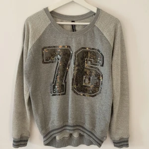 Cool sweatshirt - Säljer denna sweatshirt som jag köpte second hand, då den är för liten. Den är i stl xs. Fint skick💘 köparen står för frakten.