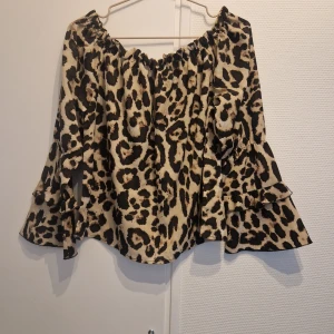 Singoallablus - Leopardmönstrad offshoulder blus. 
