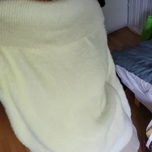 Fin tröja från Lindex - En superfin och fluffig tröja med bred krage från lindex såm säljs för att jag inte använder den! Det står storlek 158/164 men funkar perfa som S/M väldigt varm och gosig!