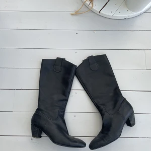 Cowboy boots  - Cowboy stövlar köpta secondhand. Storlek 38/39. 200kr plus frakt 