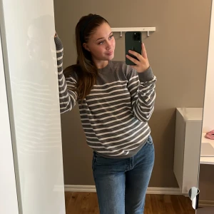 Randig mysig tröja. - Super fin nu på hösten till en tajt kjol eller annat🍓