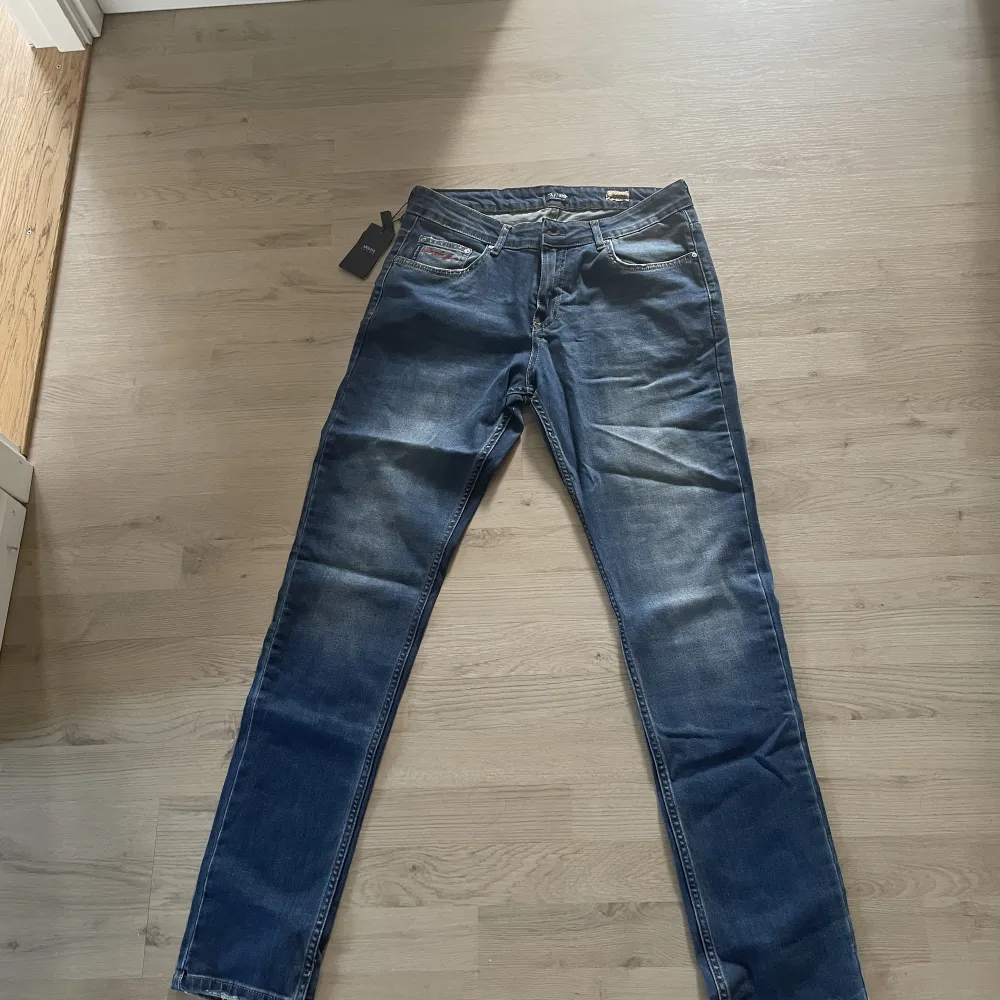 Nya oanvända Armani jeans i storlek 32/32. Köparen står för frakten. Jeans & Byxor.