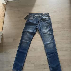 Nya oanvända Armani jeans i storlek 32/32. Köparen står för frakten