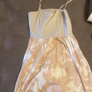 Klänning - Helt ny klänning aldrig använda, jätte fin, storlek 36