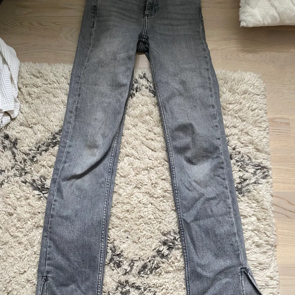 Säljer dessa jeans från zara då dem är alldeles försmå, pris kan diskuteras. Jag har även sprätt upp dem då dem va för korta. Kontakta mig för mer info😊. Jeans & Byxor.