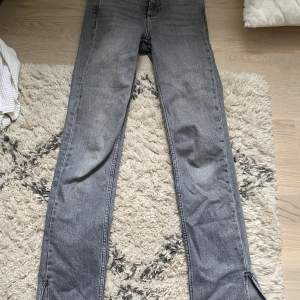 Säljer dessa jeans från zara då dem är alldeles försmå, pris kan diskuteras. Jag har även sprätt upp dem då dem va för korta. Kontakta mig för mer info😊