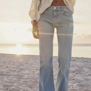 Low waist zara jeans som är slutsålda💓 har klippt av lite längst ner så de passar nån som är 164🌸