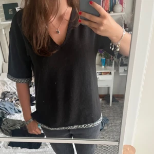 Zara topp - Cool och snygg tröja med detaljer i skönt material 