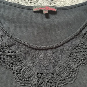 Mörkblå långärmad tröja  - Så snygg blå långärmad tröja med snygg detalj där fram 