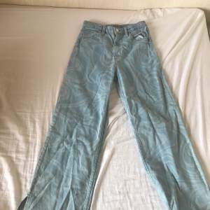 Jätte fina jeans med mönster💘 ganska skrynkliga för har varit vikta i gaderoben länge🤘 använd 1 gång, bra skick!💘