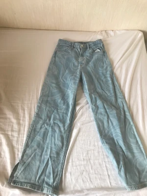 high waisted jeans med mönster - Jätte fina jeans med mönster💘 ganska skrynkliga för har varit vikta i gaderoben länge🤘 använd 1 gång, bra skick!💘