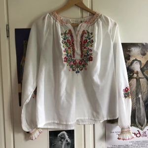 Broderad blus - Lite fläckig, men syns inte så mycket!