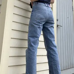 Jeans från Zara som är för små för mig. Jeansen är använda några gånger men har inga tecken på användning.  De passar som både lowwaist och highwaist och är straightleg. 