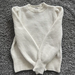 Säljer denna jätte gulliga tröjan den är stickad jätte bra inför vintern!❄️❄️ - Den är ifrån H&M jätte gulliga den är varm och skön!💕