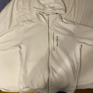 Sail racing hoodie  - Säljer min vita sail racing hoodie för den kommer inte till användning alls, inga fläckar elelr slitningar tröjan är i bra skick 