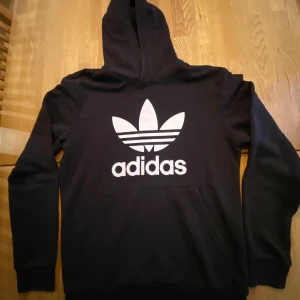 Adidas hoodie - Mycket fin hoodie av märket Adidas. Knappt använd. Svart. 