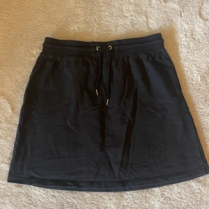 Svart mjukiskjol - Svart ”mjukis”kjol storl 34/36🤍