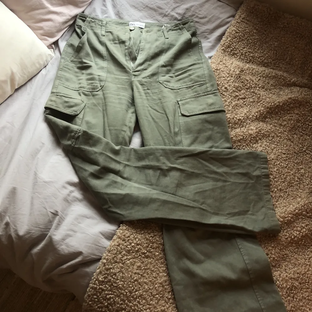Säljer mina jättefräcka militär gröna cargo pants då de inte används! Använda ett antal gånger men i fint skick! Skriv för yttligare frågor eller bilder!💕. Jeans & Byxor.
