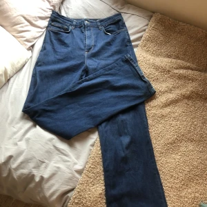 Mörkblåa jeans - Säljer dessa mörkblåa jeans i jättebra skick då de är väldigt skonsamt använda! Skriv för fler frågor!