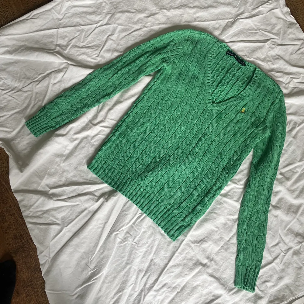 Fin grön tröja från Ralph Lauren   Bra passform 👌. Tröjor & Koftor.