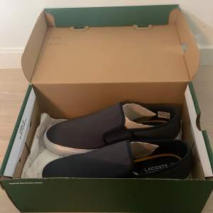 Säljer dessa skor från Lacoste då min bror inte använder dem. De är i nyskick och oanvända, dom kommer i kartongen.