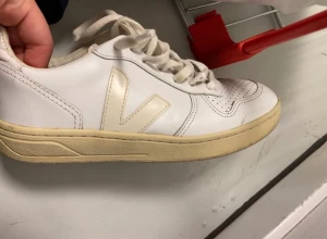 Veja skor❤️ - Ett par Veja skor i storlek 37 men dom funkar till 38❤️Har använt dom typ 10 gånger och dom har lite tecken på användning men inget man märker. Säljer dom för att jag har köpt andra skor❤️Kan diskutera pris❤️